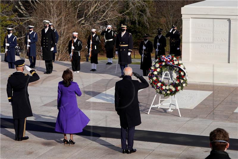 Biden se uz trojicu prethodnika poklonio na vojnom groblju Arlington 