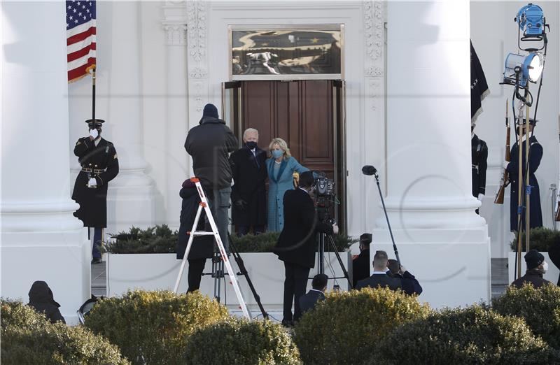 Biden prvog dana u Ovalnom uredu potpisao 15 izvršnih uredbi