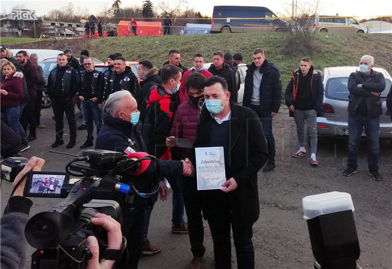 Izbornik Zlatko Dalić stigao u Petrinju s konvojem humanitarne pomoći