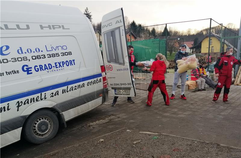 Izbornik Zlatko Dalić stigao u Petrinju s konvojem humanitarne pomoći