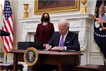 Biden donio  deset uredbi za jačanje borbe protiv koronavirusa