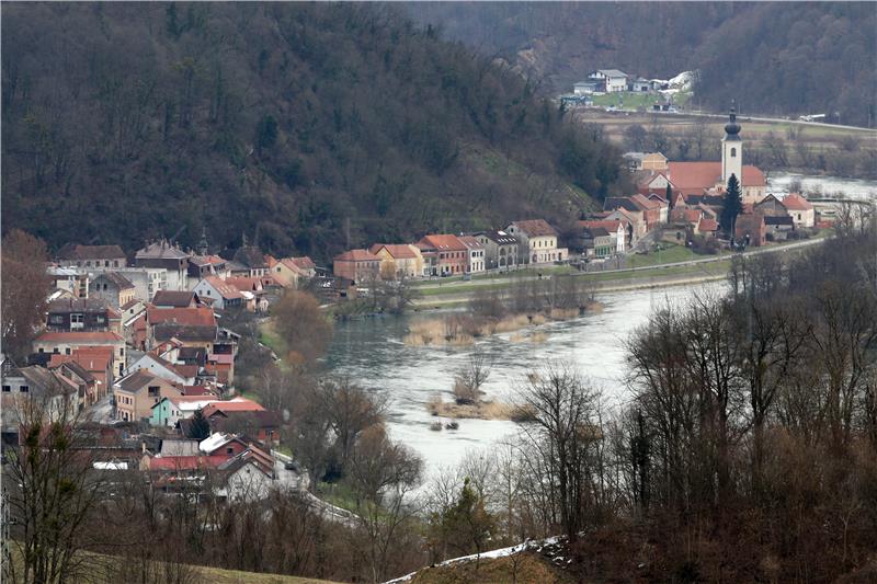 U Hrvatskoj Kostajnici tri obitelji na rubu klizišta drže se "zubima za vjetar"