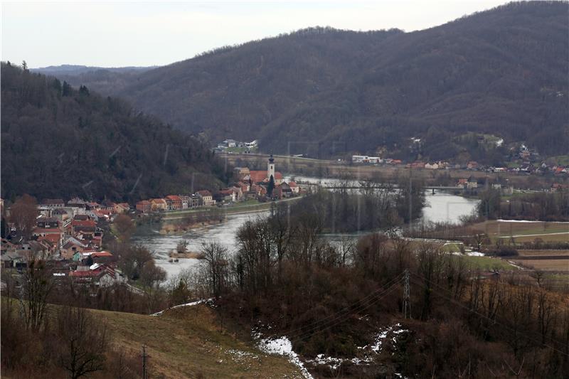 U Hrvatskoj Kostajnici tri obitelji na rubu klizišta drže se "zubima za vjetar"