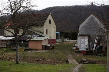 U Hrvatskoj Kostajnici tri obitelji na rubu klizišta drže se "zubima za vjetar"