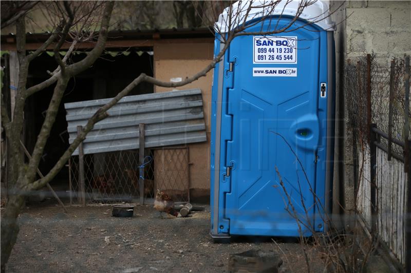 U Hrvatskoj Kostajnici tri obitelji na rubu klizišta drže se "zubima za vjetar"