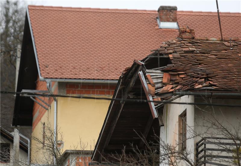 U Hrvatskoj Kostajnici tri obitelji na rubu klizišta drže se "zubima za vjetar"