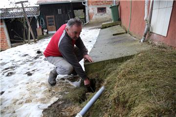 U Hrvatskoj Kostajnici tri obitelji na rubu klizišta drže se "zubima za vjetar"