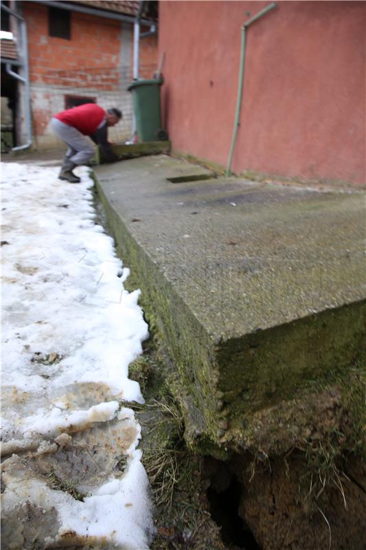 U Hrvatskoj Kostajnici tri obitelji na rubu klizišta drže se "zubima za vjetar"