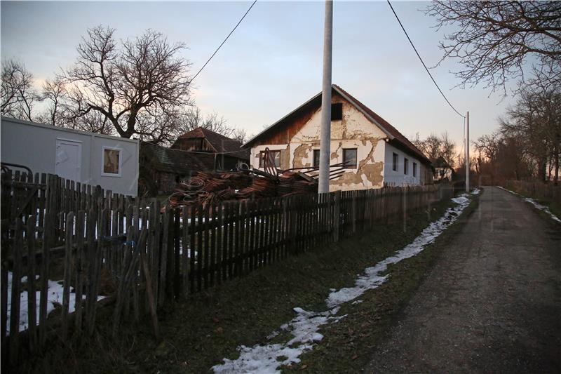 U Hrvatskoj Kostajnici tri obitelji na rubu klizišta drže se "zubima za vjetar"