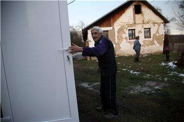 U Hrvatskoj Kostajnici tri obitelji na rubu klizišta drže se "zubima za vjetar"