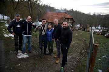 U Hrvatskoj Kostajnici tri obitelji na rubu klizišta drže se "zubima za vjetar"