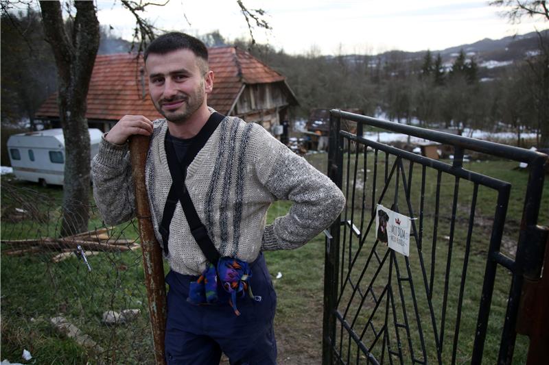 U Hrvatskoj Kostajnici tri obitelji na rubu klizišta drže se "zubima za vjetar"