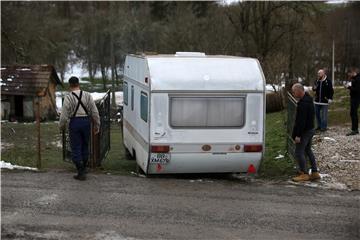 U Hrvatskoj Kostajnici tri obitelji na rubu klizišta drže se "zubima za vjetar"