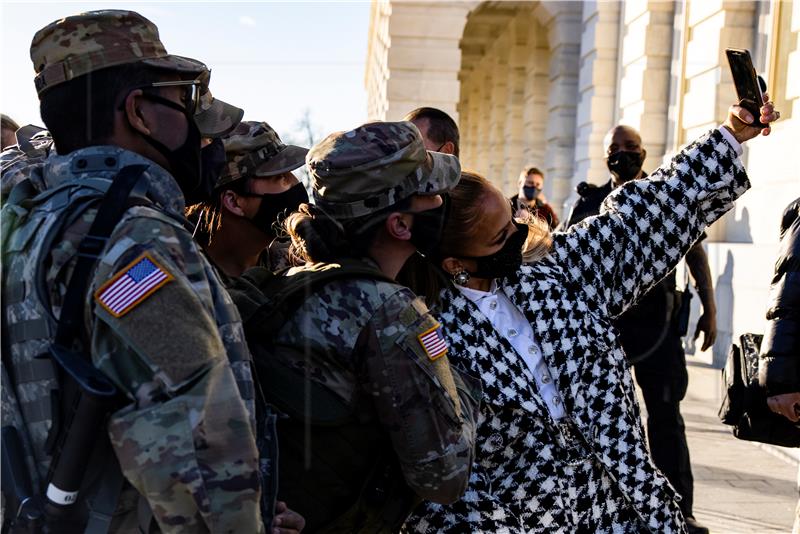 Američke vojnikinje moći će puštati dugu kosu, vezati konjski rep, imati ruž 