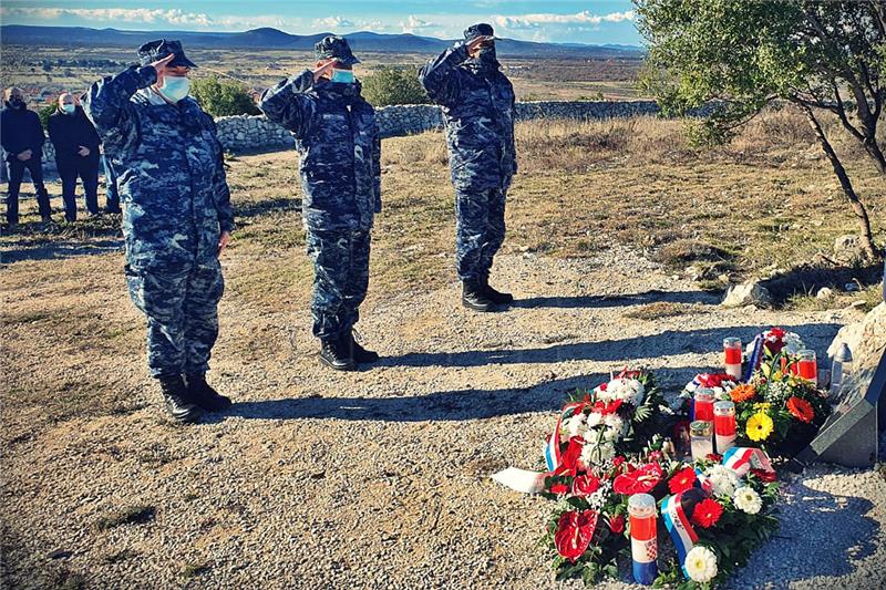 MORH: U Posedarju i na Ražovljevoj glavici obilježena VRO Maslenica ´93