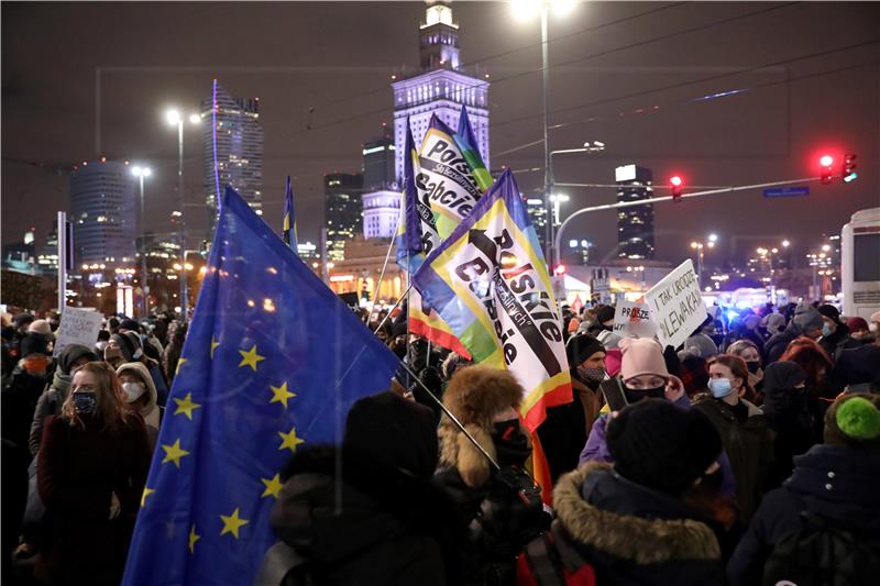 Poljska: Tisuće prosvjednika protiv gotovo potpune zabrane pobačaja