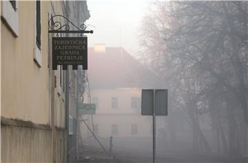 Maglovito jutro u Petrinji