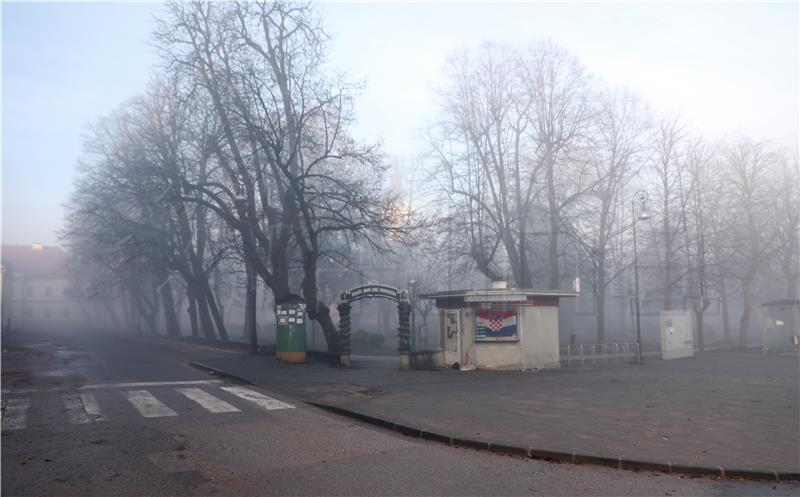 Maglovito jutro u Petrinji