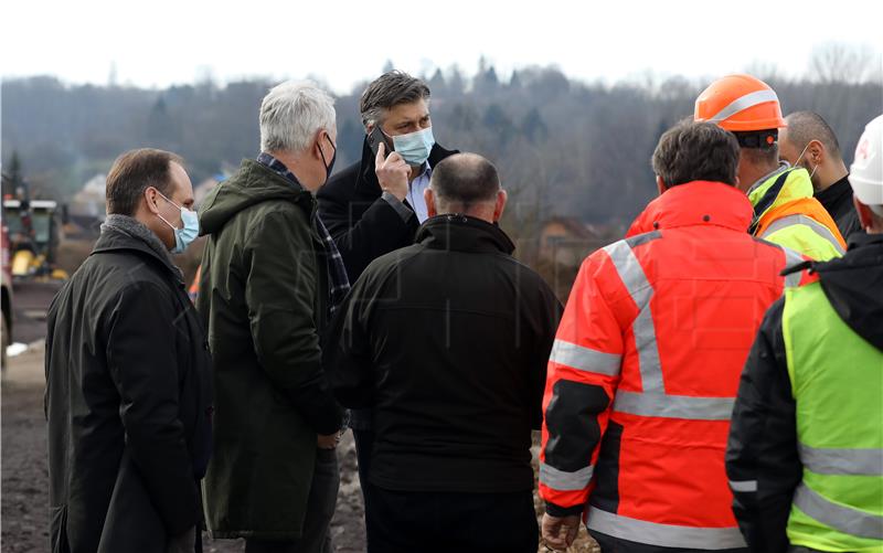 Plenković obišao gradilište kontejnerskog naselja u Petrinji