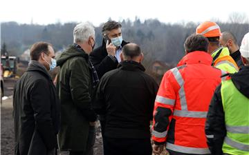 Plenković obišao gradilište kontejnerskog naselja u Petrinji