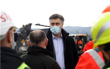 Plenković obišao gradilište kontejnerskog naselja u Petrinji