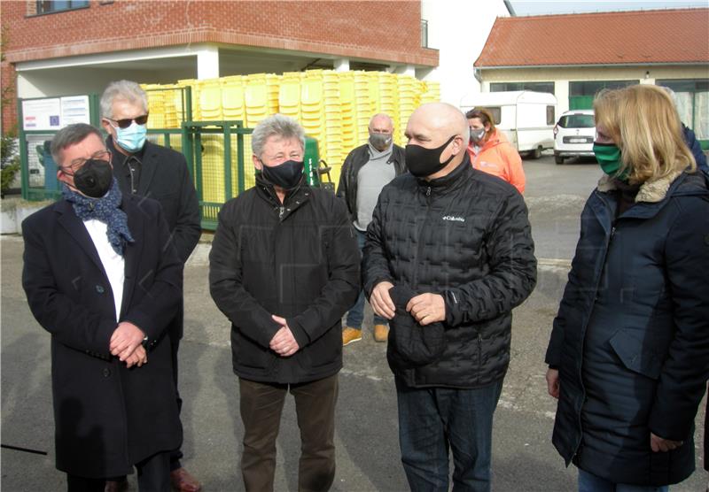 Gradišćanski Hrvati u Majuru donirali devet kombija pomoći