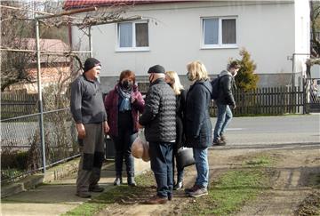 Gradiščanski Hrvati u Majuru donirali devet kombija pomoći