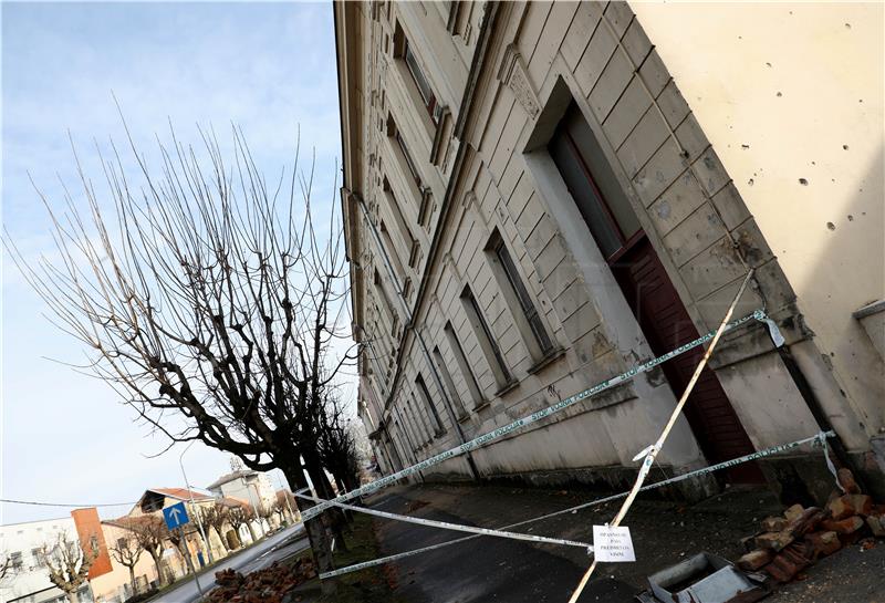 Stali radovi na rušenju objekata u centru Petrinje