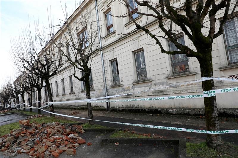 Stali radovi na rušenju objekata u centru Petrinje