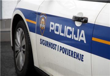 Policija ispred otvorene teretane na Trešnjevci