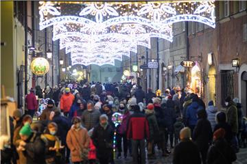 Poljska otvara muzeje i trgovačke centre