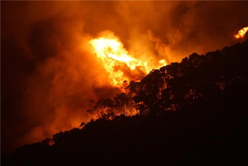 Australski vatrogasci bore se s požarom koji uništava domove