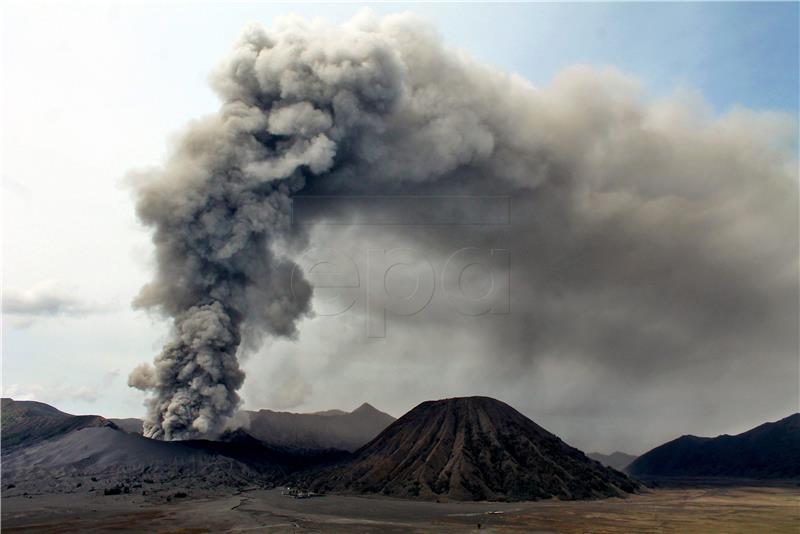 U Indoneziji zbog vulkanske erupcije zatvorena zračna luka 