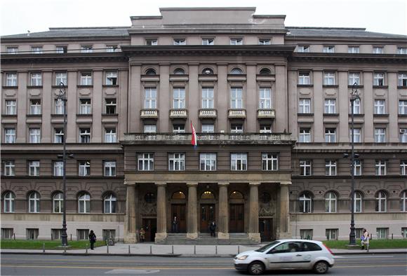 Number of insured persons in January down by 6,932 y-o-y