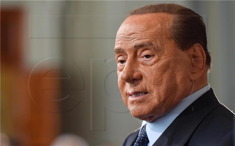 Berlusconi pao pa proveo noć u bolnici 