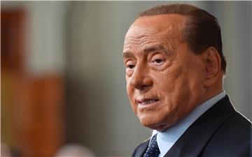 Berlusconi pao pa proveo noć u bolnici 