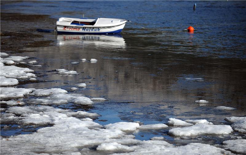 U Splitu hladno, u okolici i na otocima snijeg