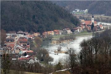 Hrvatska Kostajnica: Opustošen banijski grad prepolovljenog stanovništva