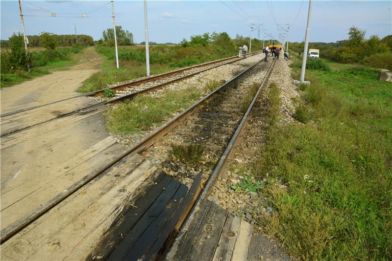 Sveti Petar u Šumi: Vlak naletio na vozilo, ozlijeđen vozač