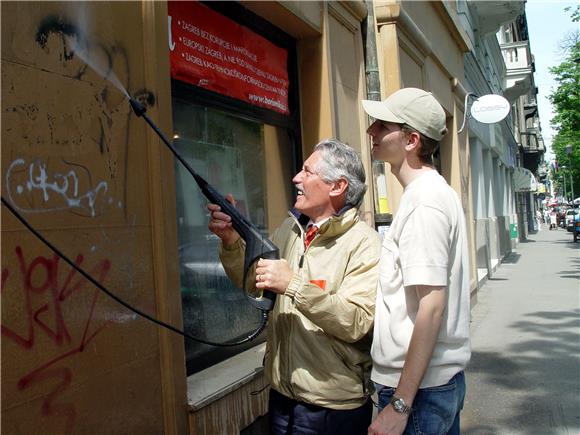 Split čisti zidove od grafita