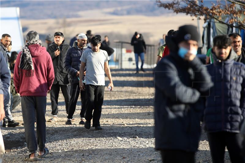 Izbjeglice u izbjegličkom kampu Lipa pored Bihaća