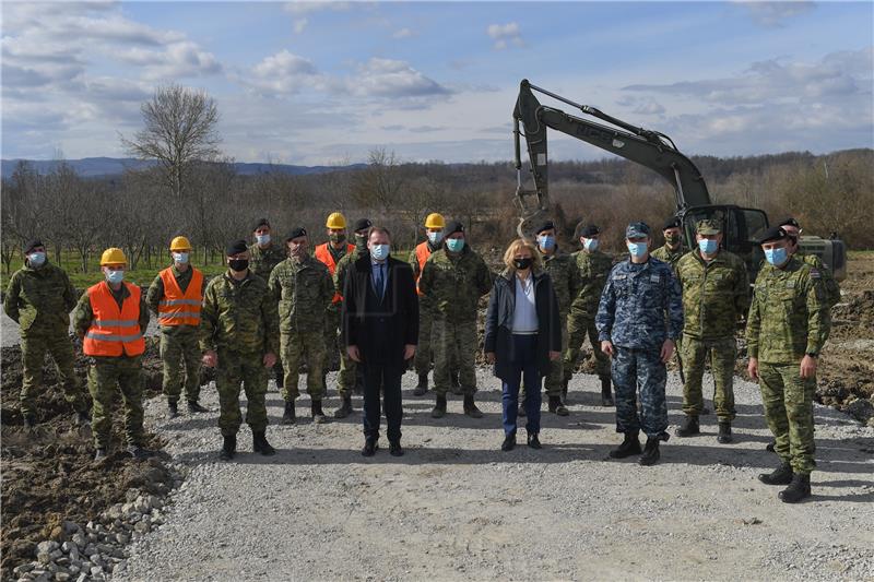 Ministar Banožić i admiral Hranj posjetili vojnike koji pomažu u Majuru