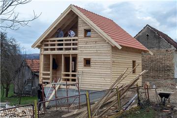 Gradnja drvenih kuća za stradale u potresu na Banovini