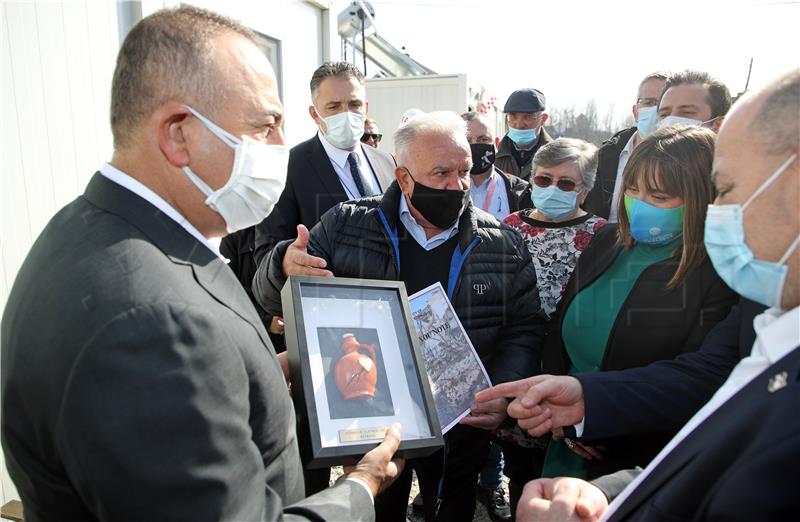 Grlić Radman i Cavusoglu u kontejnerskom naselju na Sajmištu u Petrinji