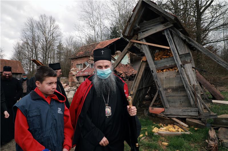 Patrijarh srpski Porfirije posjetio stanovnike u Majskim Poljanama