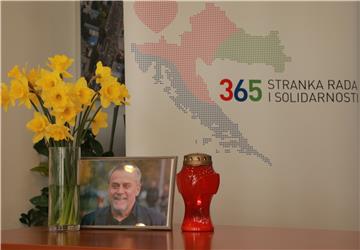 Zapaljena svijeća u stranci Bandić Milan 365 – Stranka rada i solidarnosti