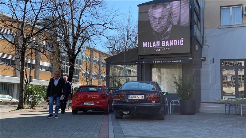 Ispred Bandićeve rodne kuće svijeće, u Mostaru fotografija na videozidu