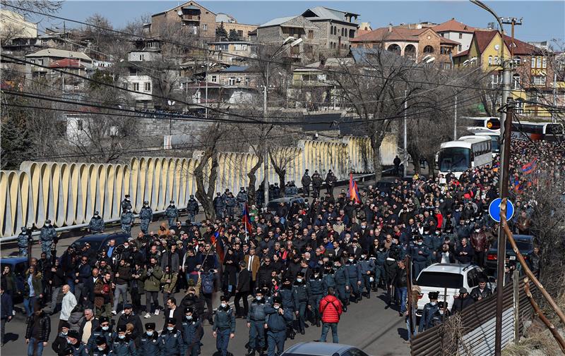 Armenski prosvjednici upali u zgradu vlade i traže odlazak premijera Pašinjana