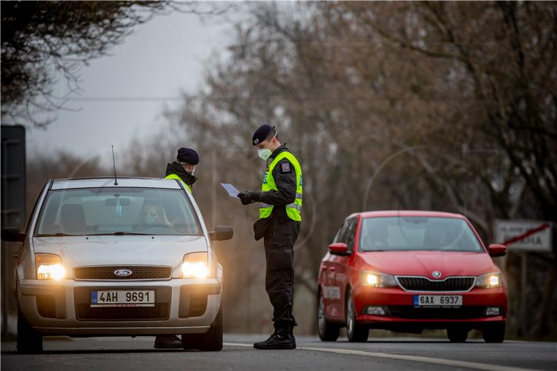 Češka policija strogo kontrolira kretanje građana