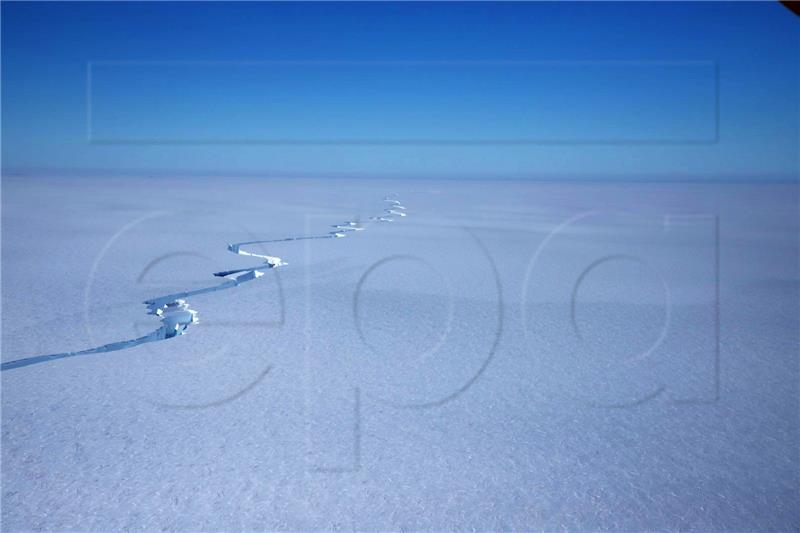 ANTARCTICA NATURE ICEBERG